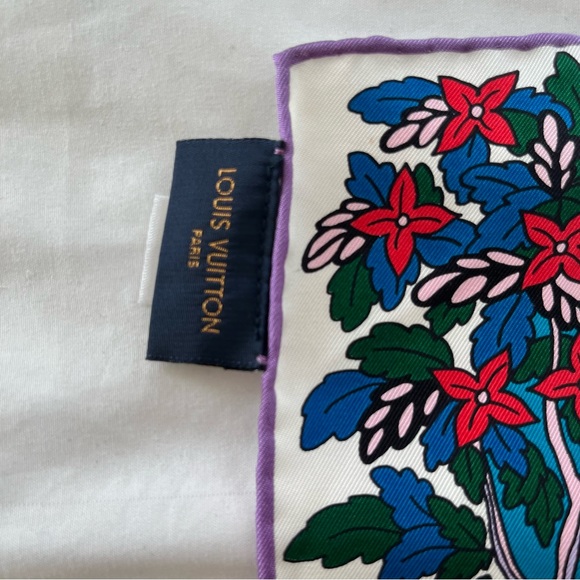 Louis Vuitton Large Scarf Limited Edition 100% Silk - Picture 8 of 8